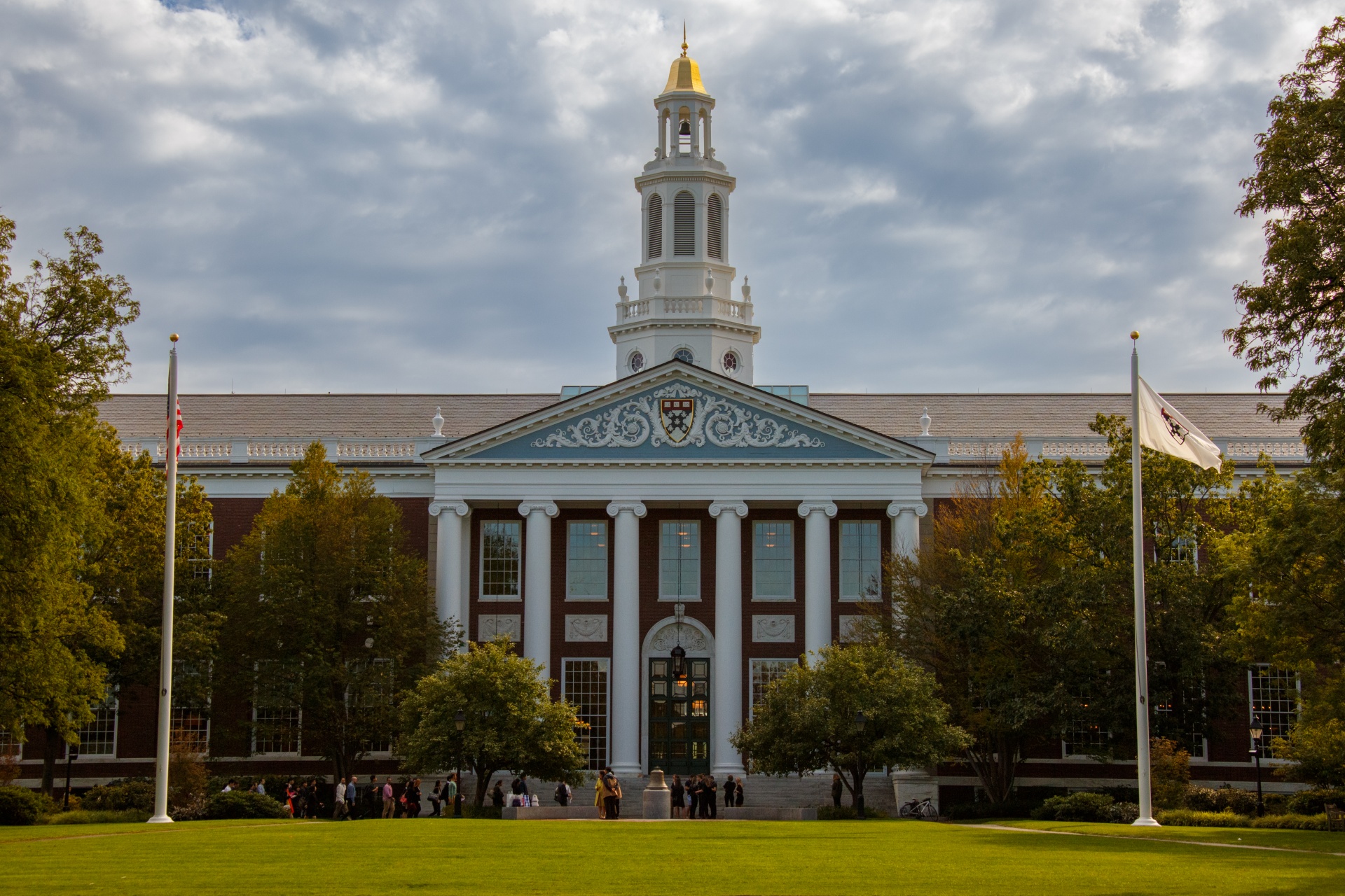 Гарвардская школа бизнеса. Harvard University США. Гарвардский университет фото. Гарвардский университет здание.