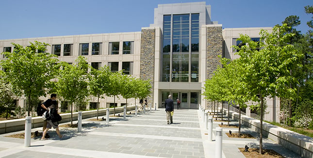Vederea exterioară a clădirii Breeden Hall de la intrarea Science Drive de la Fuqua School of Business.