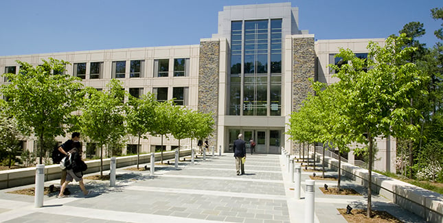 Pohledy z exteriéru Breeden Hall na vchod na Science Drive na Fuqua School of Business.